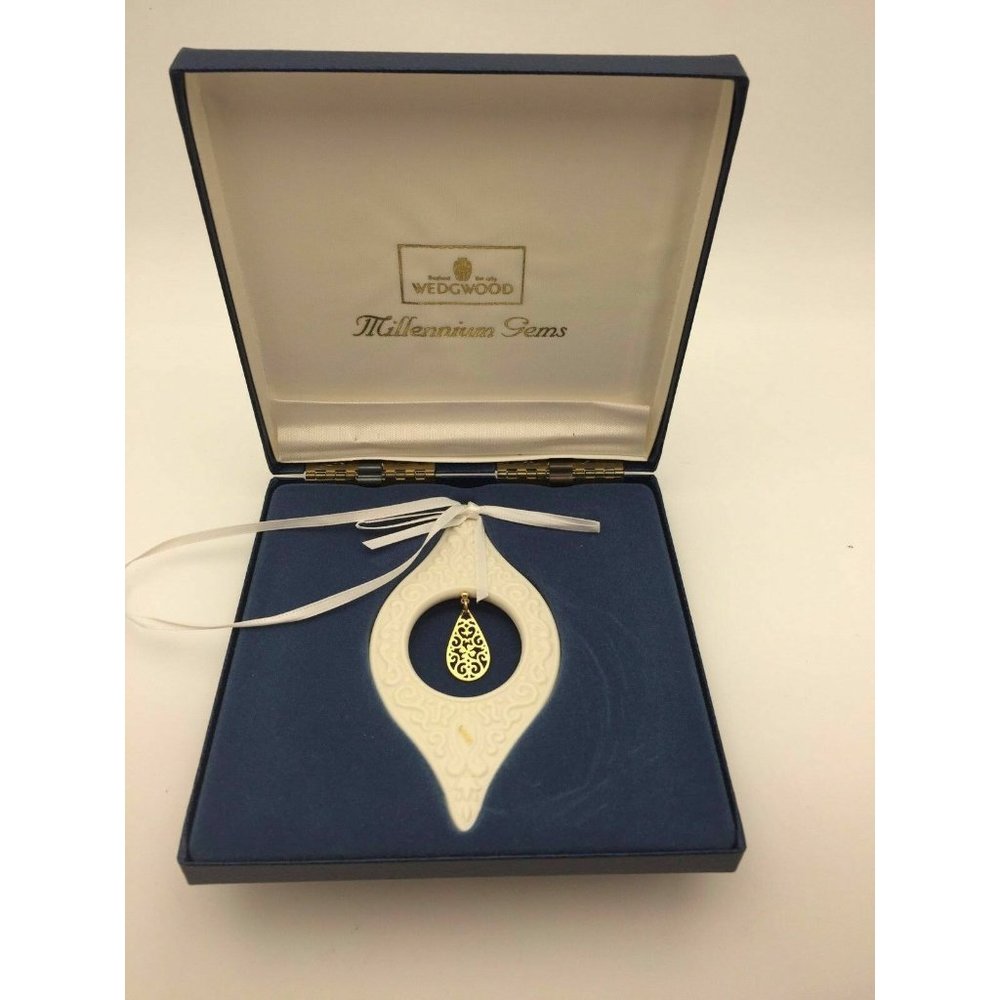WEDGWOOD MILLENNIUM GEMS ORNAMENT 1999 White Jasperware  GOOD FORTUNE - NEW
